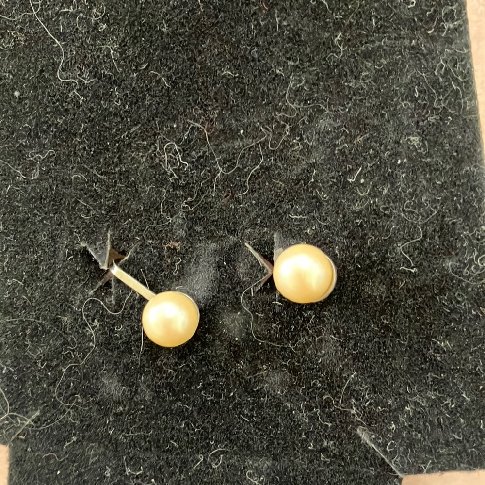 Clip back pearl like earrings